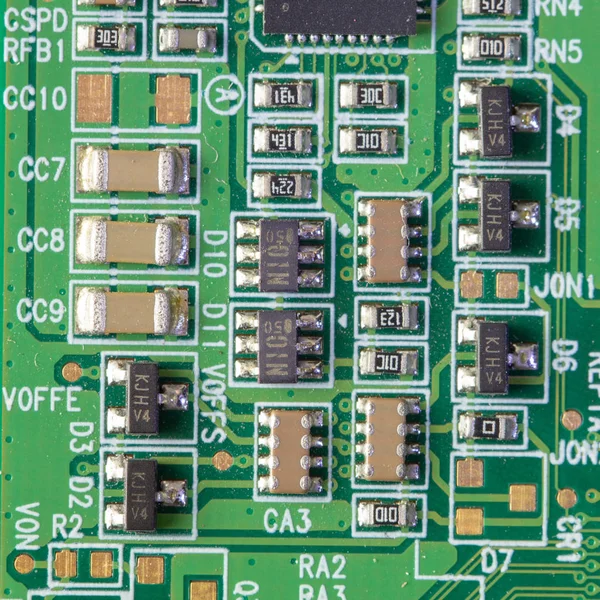 Grüne Computerplatine mit verschiedenen Elektronikelementen. Textur — Stockfoto