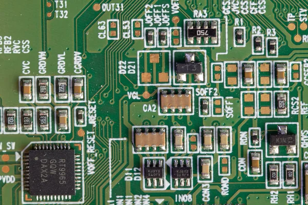 Tablero de ordenador verde con diferentes elementos electrónicos. textura —  Fotos de Stock