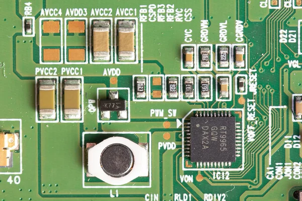 Grüne Computerplatine mit verschiedenen Elektronikelementen. Textur — Stockfoto