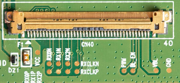 Tablero de ordenador verde con diferentes elementos electrónicos. textura — Foto de Stock