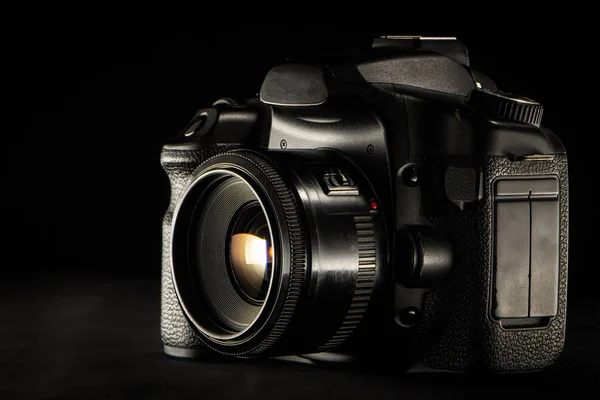 Professionele Digitale Fotocamera Tegen Zwarte Achtergrond Close — Stockfoto
