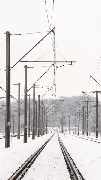 Paysage hivernal avec voies ferrées vides Chemin de fer dans la neige . — Photo