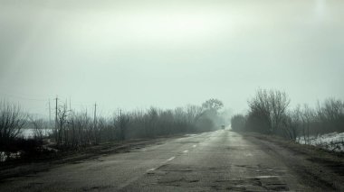 Ufukta küçük bir pus ile erken ilkbaharda Sabah ülke yol