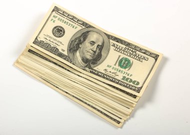 Beyaz bir arka plan üzerinde yüz dolarlık banknotlar Demet yakın