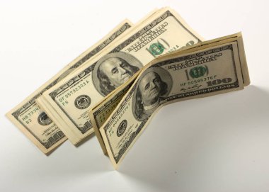 Beyaz bir arka plan üzerinde yüz dolarlık banknotlar Demet yakın