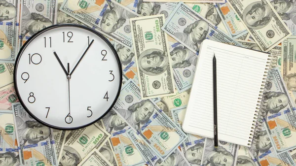 Сто Долларов Купюры Белые Большие Часы Концепция Время Деньги Фон — стоковое фото