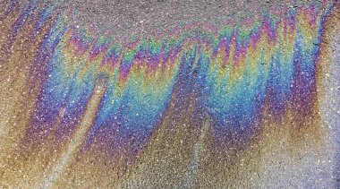 Asfalt yolda çok renkli petrol sızıntısı, soyut arka plan,