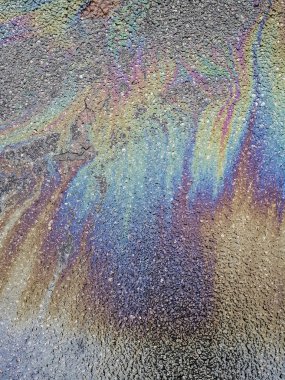 Asfalt yolda çok renkli petrol sızıntısı, soyut arka plan,