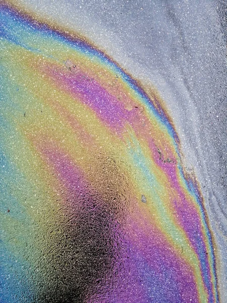 Multi derramamento de óleo colorido na estrada de asfalto, fundo abstrato , — Fotografia de Stock