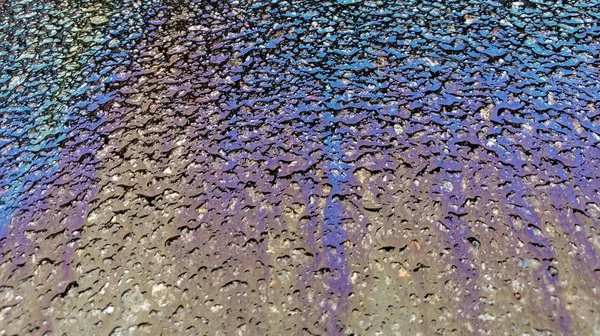 Multi colored oil spill on asphalt road, abstract background, — Stock Photo, Image