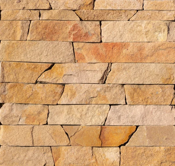 Orangefarbener Sichtstein, Schiefer, Sandstein und Travertin-Marmor — Stockfoto