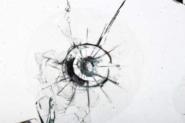 Beyaz arkaplan dokusunda kırık cam.