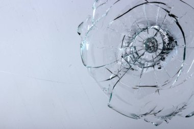 Beyaz arkaplan dokusunda kırık cam.