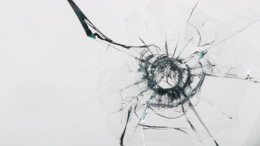 Beyaz arkaplan dokusunda kırık cam.