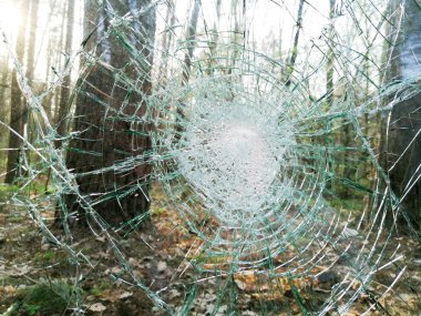 Camdaki delikler ve çatlaklar Odaklı arka plan da