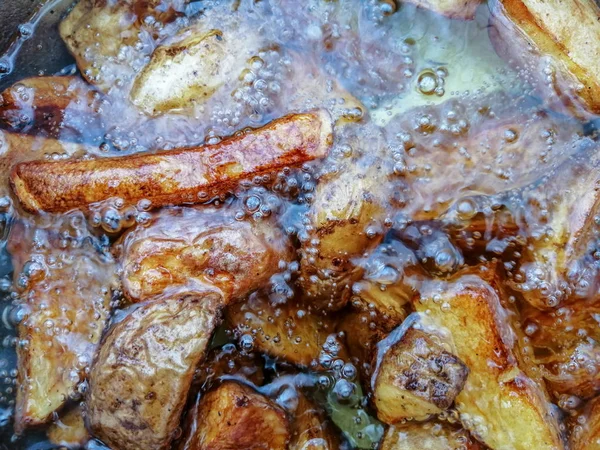 Papas fritas hirviendo en aceite caliente de cerca — Foto de Stock