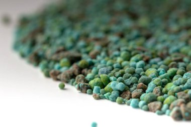 kozalaklı bitkiler için yeşil mineral, beyaz arka plan üzerinde mikroelementler gübre ile. yakın çekim