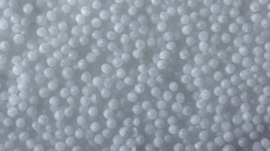 Beyaz mineral gübre, amonyum nitrat, ilkbaharda mısır gevreğine uygulanması için.