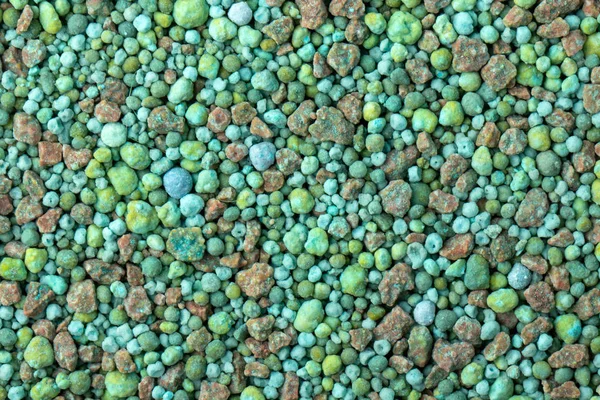Mineral verde para plantas coníferas, com textura de fertilizante de microelementos — Fotografia de Stock