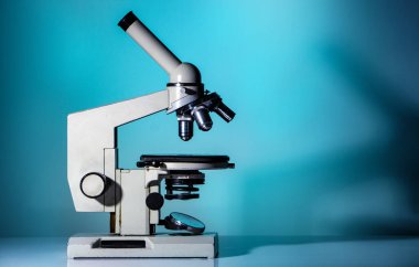 mikroskop lensleri yeşil arka planda kapanır