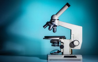 mikroskop lensleri yeşil arka planda kapanır