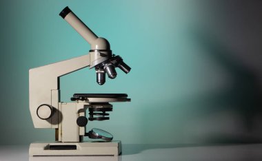 mikroskop lensleri yeşil arka planda kapanır