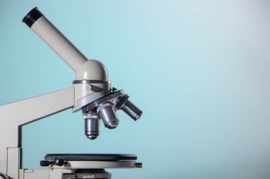 mikroskop lensleri yeşil arka planda kapanır