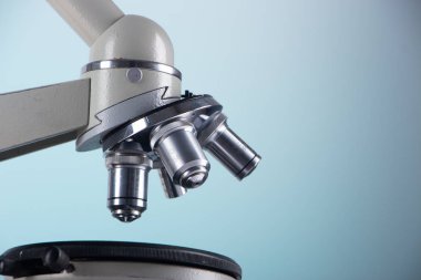 mikroskop lensleri yeşil arka planda kapanır