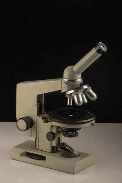Microscope blanc sur fond sombre. Gros plan — Photo