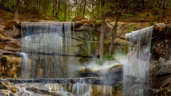 Nowy wodospad w Sophia Old dendropark, w mieście Uman, Ukraina — Zdjęcie stockowe