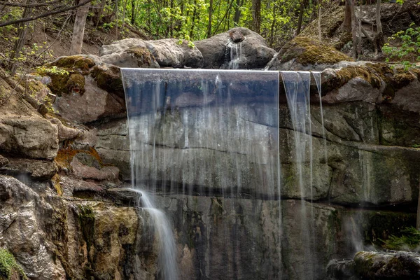 Nova cachoeira em Sophia antigo dendropark, na cidade de Uman, Ucrânia — Fotografia de Stock