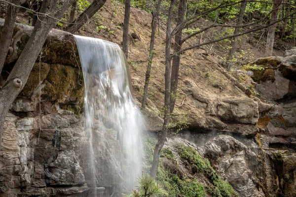 Nova cachoeira em Sophia antigo dendropark, na cidade de Uman, Ucrânia — Fotografia de Stock