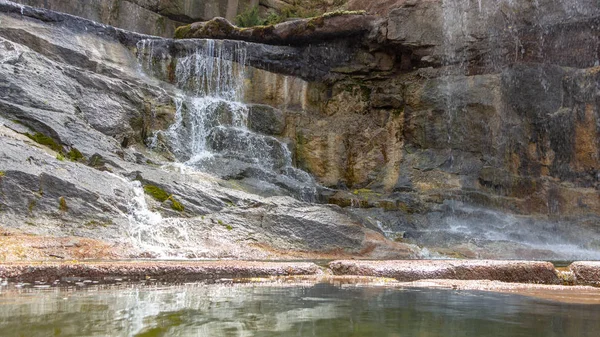 Neuer wasserfall in sophia alten dendropark, in der stadt uman, ukraine — Stockfoto