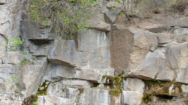 Nytt vattenfall i Sophia Old dendropark, i staden Uman, Ukraina — Stockfoto