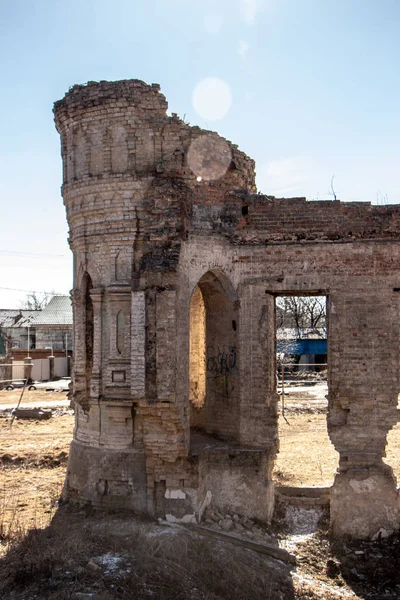 Фрагмент древней разрушенной кирпичной стены — стоковое фото