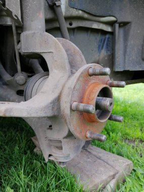 Fren sistemi sökülen aracın ön göbeği, rulman değiştirmeye hazırlanıyor