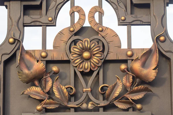 Smidda flowerof smidda element för metall gates — Stockfoto