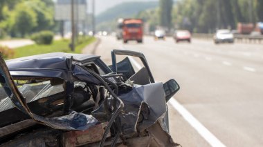 Araba kazadan sonra tamponunda hasar var.