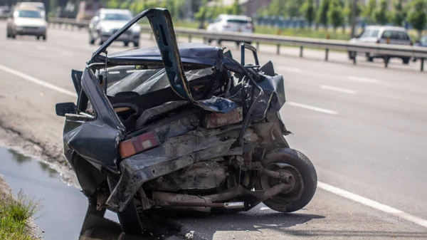 Coche ha abollado parachoques trasero dañado después del accidente — Foto de Stock