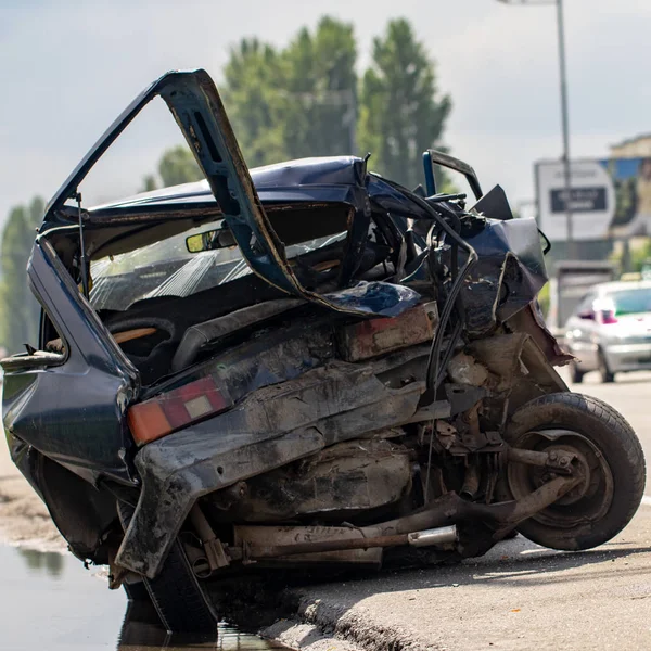 Coche ha abollado parachoques trasero dañado después del accidente — Foto de Stock