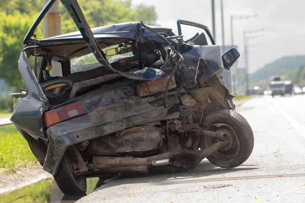 Coche ha abollado parachoques trasero dañado después del accidente — Foto de Stock