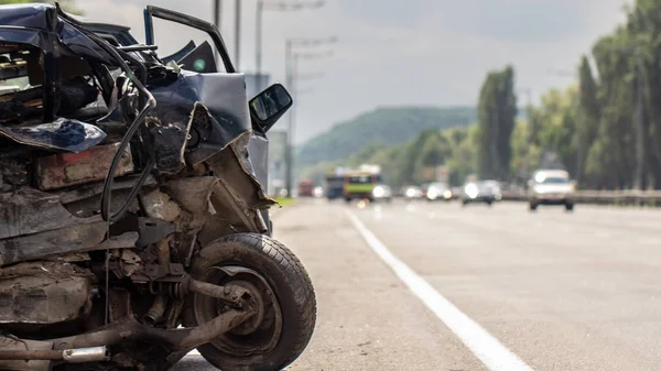 Auto má poškozený zadní nárazník po nehodě — Stock fotografie