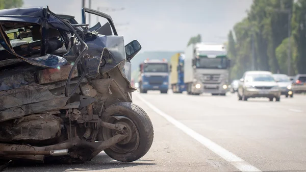 Coche ha abollado parachoques trasero dañado después del accidente — Foto de Stock