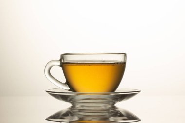 beyaz bir masada papatya çiçekleri ile bitkisel çay fincan