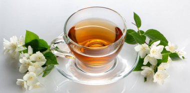 beyaz bir arka plan üzerinde şeffaf bir cam termomug yasemin ile yeşil çay