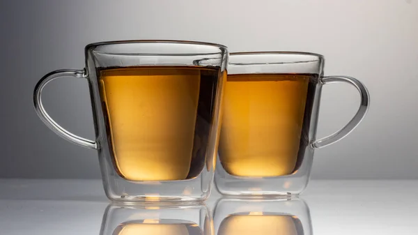 Groene thee met jasmijn in een transparante glazen thermomug op een witte achtergrond — Stockfoto