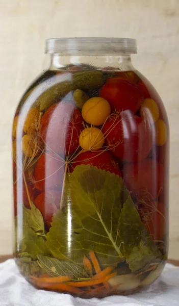 Szklany słoik z pomidorów w puszkach na drewnianej półce w piwnicy — Zdjęcie stockowe