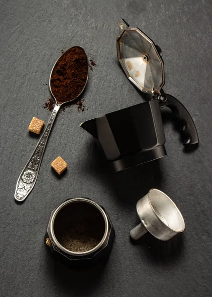 Schwarze Kaffeemaschine auf dunklem Steinhintergrund Guten Morgen Konzept — Stockfoto