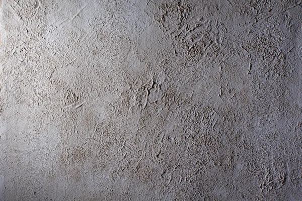 Mur en plâtre rugueux jaune avec des divorces évidents à la surface, texture — Photo