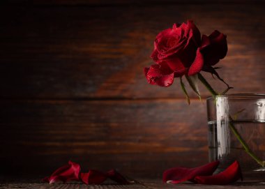 Eski ahşap arka plan üzerinde vazo kırmızı gül, Vintage tarzı